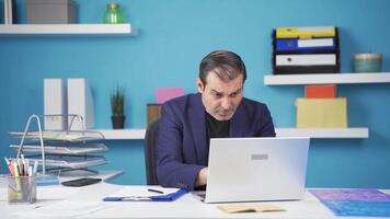 estressado homem de negocios usando computador portátil. video