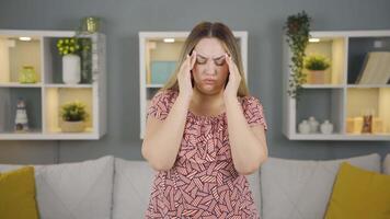 ung kvinna med huvudvärk. video