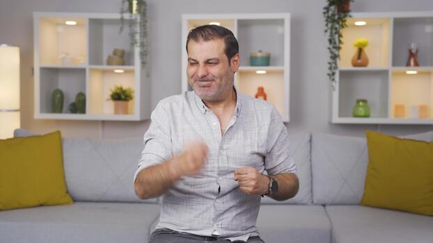 uomo che esplode con la rabbia. video