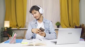 masculino estudiante utilizando teléfono mientras baile. video