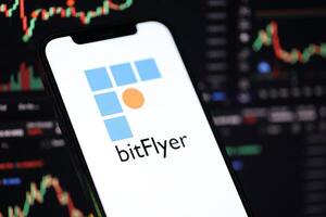 Kyiv, Ucrania - marzo 15, 2024 btflyer logo en iphone monitor pantalla y cripto moneda valor cartas foto