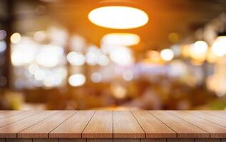 vacío de madera mesa parte superior con luces bokeh en difuminar restaurante antecedentes. foto