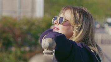 joven niña gasto hora en naturaleza al aire libre video