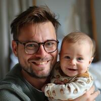 contento joven padre participación un sonriente bebé adecuado para centrado en la familia contenido foto