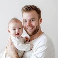 joven padre participación un bebé en un oferta familia momento foto