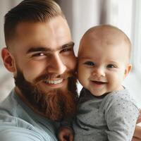sonriente barbado hombre participación un bebé por un ventana foto