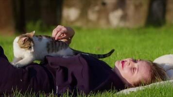 giovane donna e dolce gatto nel natura video