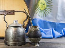 yerba compañero, guitarra y frito pasteles, símbolos de el argentino tradicion foto