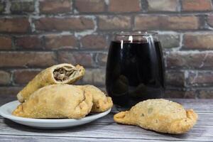 del Norte empanadas, carne papas fritas y un vaso de rojo vino. argentino gastronomía foto