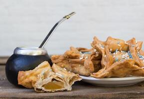 yerba compañero y frito pasteles, símbolos de el argentino tradicion foto