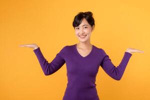 un contento y confidente joven mujer con un alegre sonrisa, presentación un protección de la piel producto en un vacío espacio. belleza y satisfacción en uno retrato. foto