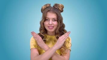 magnifique Jeune fille avec une la Coupe de cheveux dans une bien ambiance spectacles une geste de interdiction et souriant tandis que à la recherche à le caméra. vert écran video