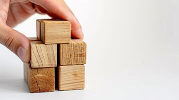 mano poniendo y apilado blanco de madera cubitos en mesa con Copiar espacio lata añadir texto o icono foto