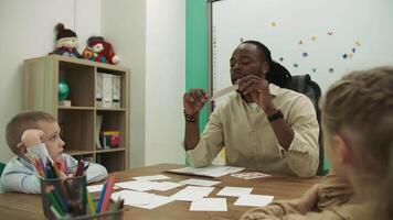 africano americano profesor y alumnos estudiar el cifras en el salón de clases durante el lección. colegio para niños, enseñando adolescentes, ganancia conocimiento, aprender el idioma. video