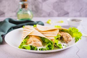 dietético A la parrilla tacos con pollo filete, lechuga en un plato en el mesa foto