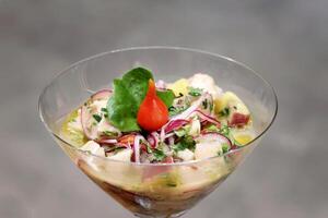 ceviche, clásico peruano plato con crudo ingredientes foto