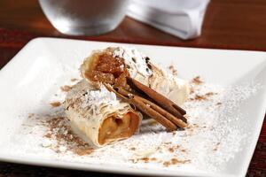 manzana strudel con canela foto