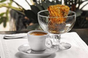 Café exprés con chocolate y caramelo hielo crema en el mesa foto