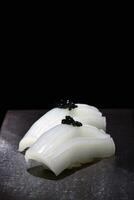 calamar y negro sal sashimi foto