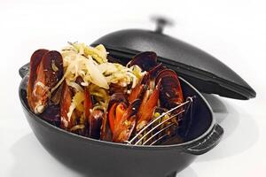 moules patatas fritas mariniere con caramelizado cebollas y salsa foto