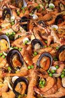 paella, clásico Español plato con arroz, vegetales y Mariscos foto