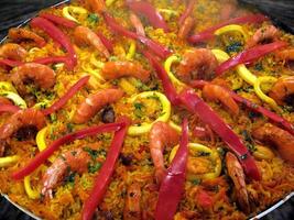 paella, clásico Español plato con arroz, vegetales y Mariscos foto