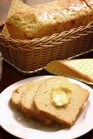 rebanadas de delicioso hecho en casa un pan con mantequilla foto