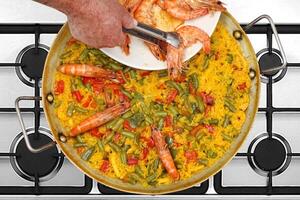 paso a paso guía a haciendo paella valenciana, un clásico Español plato con Mariscos y azafrán arroz foto