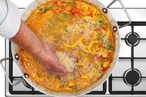 paso a paso guía a haciendo paella valenciana, un clásico Español plato con Mariscos y azafrán arroz foto