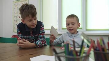 Afrikaanse Amerikaans leraar en een groep van kinderen zijn aan het leren getallen terwijl zittend Bij de tafel in de klaslokaal.school voor kinderen, onderwijs adolescenten, krijgen kennis, leren de taal. video