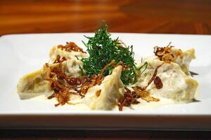 queso conchiglione con caramelizado cebollas foto