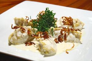 queso conchiglione con caramelizado cebollas foto