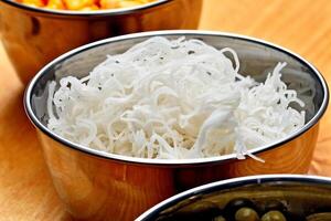 arroz fideos, clásico japonés plato foto