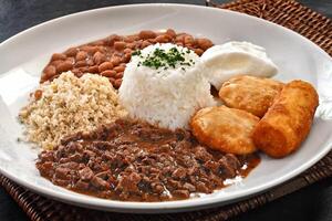 picado carne con huevo, arroz, frijoles, farofa y empanizado plátano foto