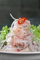 paso a paso guía a ceviche, un clásico peruano plato con crudo pez, Tigre Leche salsa, limón, pimienta y rojo cebollas foto