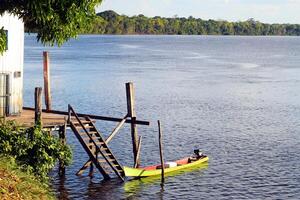 barco anclado fuera de el casa en el tocantins río foto