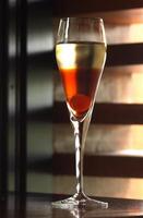 kir real, bebida con rojo frutas, cassis licor y brut champán foto