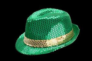 brillante verde fiesta y carnaval sombrero en blanco antecedentes foto