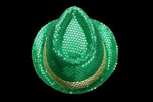 brillante verde fiesta y carnaval sombrero en blanco antecedentes foto