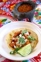taco Alabama pastor, clásico mexicano cocina con cebolla, pimenton, chipotle y Cerdo lomo foto