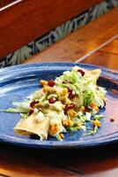 tacos dorados, clásico mexicano cocina con suelo carne de res, Cortado cebolla, cilantro y queso Cheddar queso foto