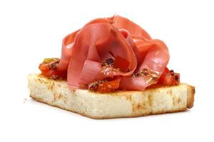 cuadrado Bruschetta con jamón y Vinagreta salsa con aceituna petróleo foto