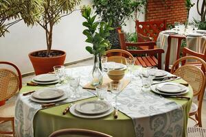 creativo y informal mesa conjunto arriba fuera de el casa con todas el detalles foto