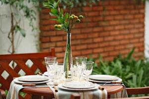 creativo y informal mesa conjunto arriba fuera de el casa con todas el detalles foto