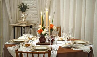 mesa conjunto arriba para formal comida con todas el detalles foto