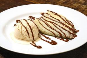 chocolate crepe con hielo crema foto