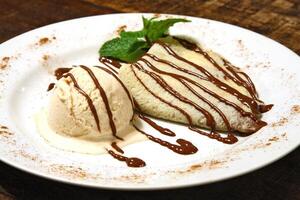 chocolate crepe con hielo crema foto