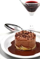 cremoso chocolate tarta en plato foto