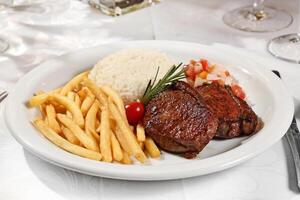 picanha con arroz, papas fritas y Vinagreta salsa foto