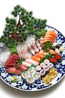 Sushi y sashimi combinación, clásico japonés cocina foto